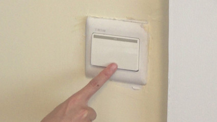 家里開關臟了怎么辦？媽媽教我這一招，輕輕一抹就干凈，告別安全隱患！